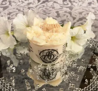 Relaxační parfémová květinová svíčka PLUMARIA 135g