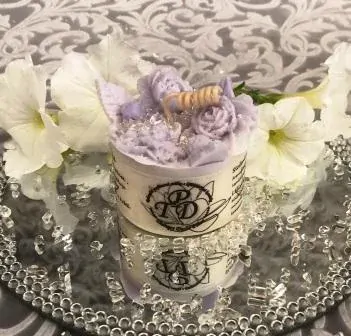 Relaxační parfémová květinová svíčka CASIA 135g