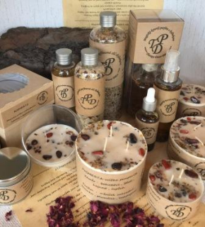 Magická svíčka s minerálními kameny a bylinkami ROSMERTA 200g