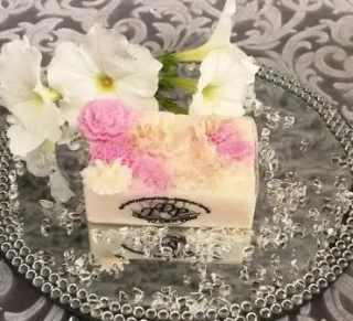 Relaxační parfémová květinová svíčka ROSA FERA 105g
